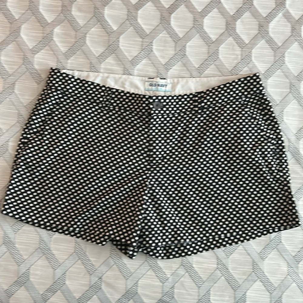 OLD NAVY BLACK AND WHITE POLKA DOT SHORTS. SIZE 14 EUC